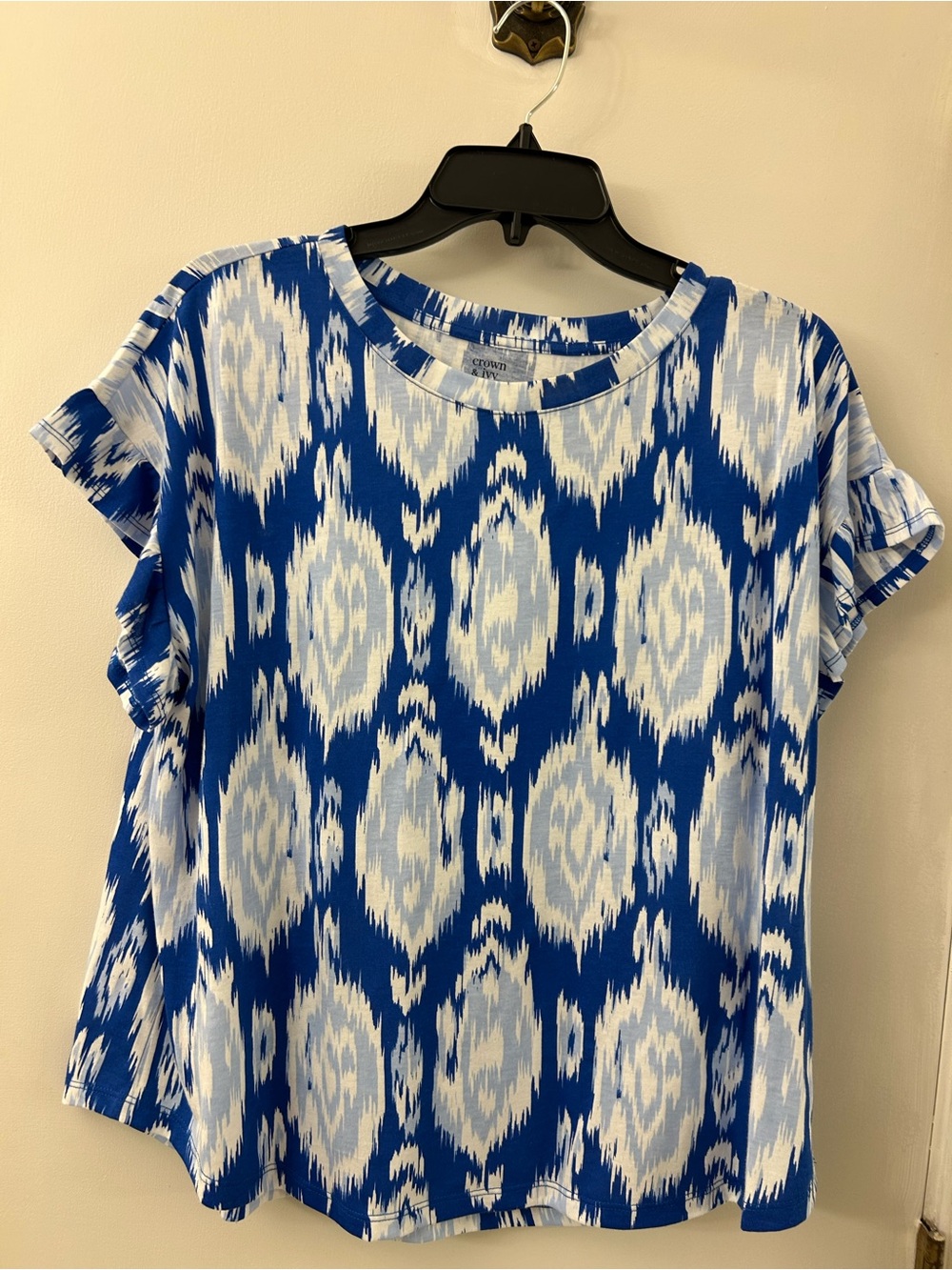 crown & ivy Blue and White Ikat Short Sleeve Top